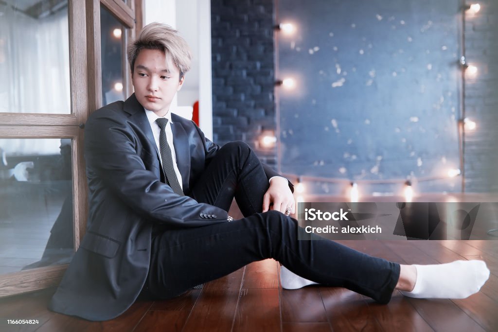 Jeune homme d'affaires asiatique dans la chemise et la cravate blanches - Photo de Adulte libre de droits Jeune homme d'affaires asiatique dans la chemise et la cravate blanches - Photo de Adulte libre de droits