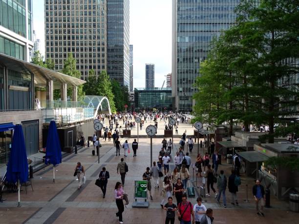 reuters plaza, canary wharf, londres, royaume-uni - canary wharf railway station photos et images de collection