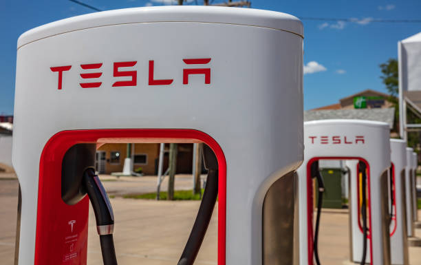 voitures électriques tesla station de recharge à l'extérieur dans une journée ensoleillée de printemps. usa - supercharger photos et images de collection