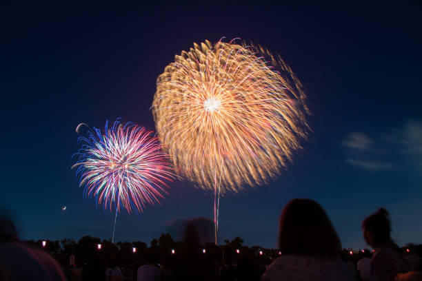 hermoso festival de exhibición de fuegos artificiales en itabashi, tokio, japón - barrio de itabashi fotografías e imágenes de stock