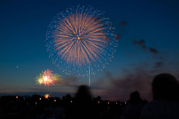 hermoso festival de exhibición de fuegos artificiales en itabashi, tokio, japón - barrio de itabashi fotografías e imágenes de stock