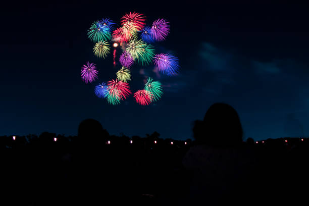 hermoso festival de exhibición de fuegos artificiales en itabashi, tokio, japón - barrio de itabashi fotografías e imágenes de stock