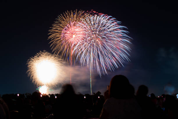 hermoso festival de exhibición de fuegos artificiales en itabashi, tokio, japón - barrio de itabashi fotografías e imágenes de stock