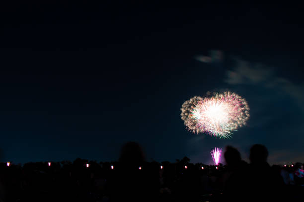 hermoso festival de exhibición de fuegos artificiales en itabashi, tokio, japón - barrio de itabashi fotografías e imágenes de stock