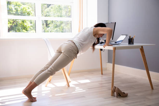 businesswoman doing push up on office desk - close up businessman corporate business side view imagens e fotografias de stock