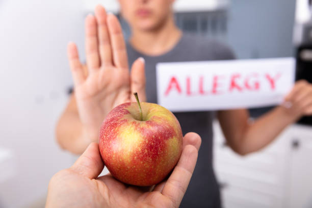 femme refusant apple - écriture non photos et images de collection