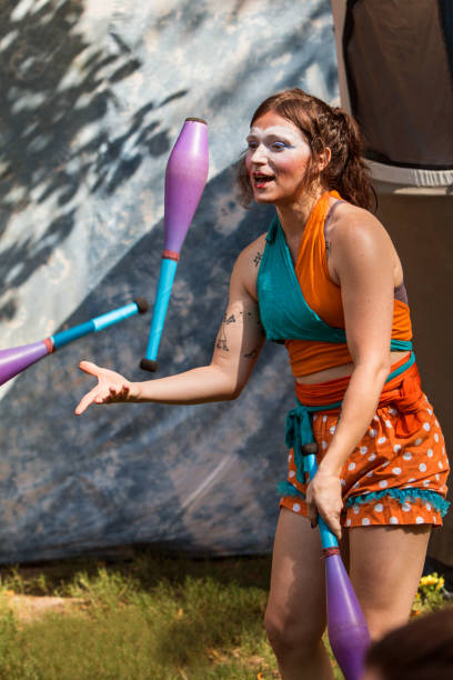 여름 축제에서 여성 저글러 는 후원자를 즐겁게 - traditional festival juggling women performer 뉴스 사진 이미지