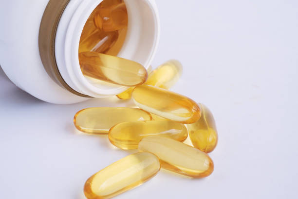 omega-3-kapseln aus fischöl auf weißem hintergrund - cod liver oil fish oil vitamin e vitamin pill stock-fotos und bilder