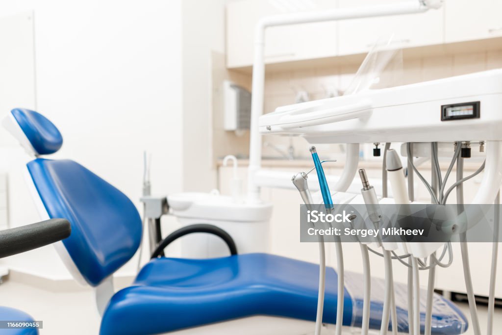 クローズアップ歯科医の肘掛け椅子。クリニックでの歯科治療操作、歯の取り替え。医学、健康、胃の概念。歯科医が検査を行い、結論を出す事務局。 - 歯科医師のロイヤリティフリーストックフォト