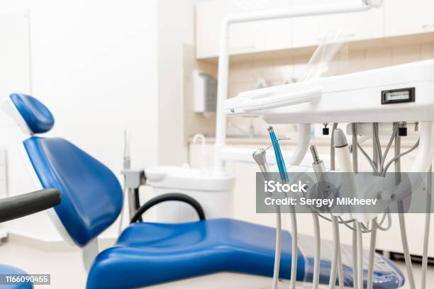 クローズアップ歯科医の肘掛け椅子クリニックでの歯科治療操作歯の取り替え医学健康胃の概念歯科医が検査を行い結論を出す事務局 - 歯科医師のストックフォトや画像を多数ご用意