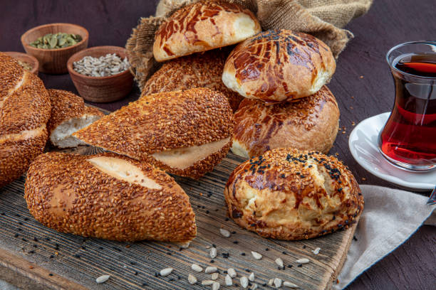 producto de pastelería turca, sabrosa pogaca. pasteles turcos; pogaca, borek, acma, simit, en el escaparate de la pastelería. - bun fotografías e imágenes de stock