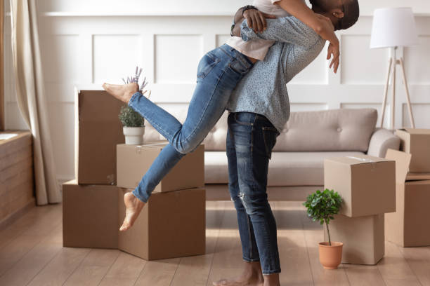 femme heureuse de baiser de levage de mari excitée de se déplacer ensemble - couple black american culture kissing photos et images de collection