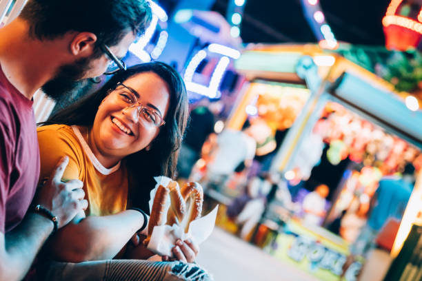 zabawa w parku rozrywki - amusment park zdjęcia i obrazy z banku zdjęć