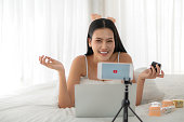 maskenbildnerin-youtuberin-demonstriert-ihr-kosmetikprodukt-live-online.jpg?b=1&s=170x170&k=20&c=sZ0Vf0xh0rXaBL5WaHVP-6WJIdhit0b6NhnHkXu3dFA=