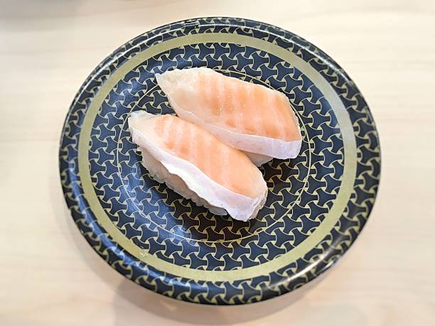 日本の寿司コンベアベルト寿司サーモンのにぎり寿司 - 回転寿司 ストックフォトと画像