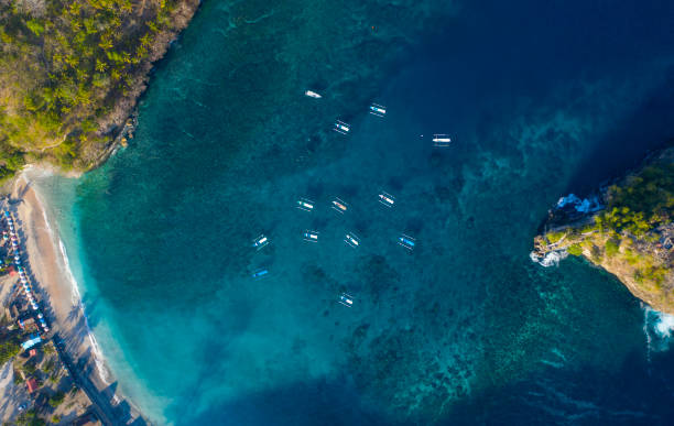 drone aéreo disparó a los barcos jukung en crystal bay en nusa penida, bali - indonesia - jukung fotografías e imágenes de stock