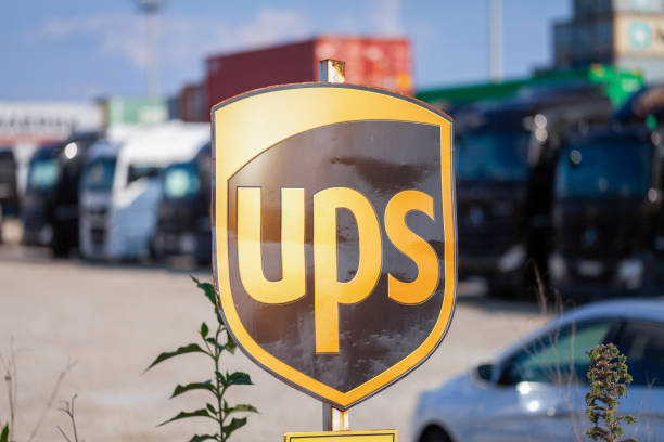 firmenschild des amerikanischen multinationalen paketzustellungsunternehmens united parcel service (ups) steht in der nähe des containerterminals in nürnberg. - people togetherness group of people editorial stock-fotos und bilder