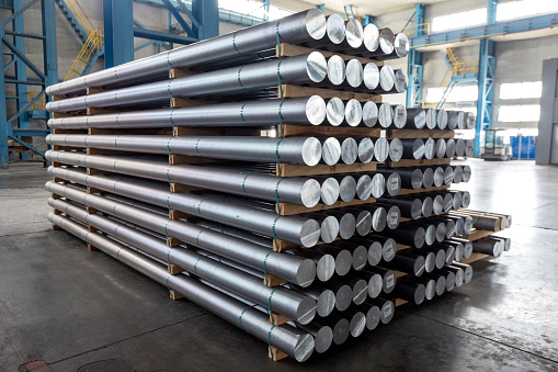 Billets de aluminio en fábrica. El proceso Hall-Heroult produce aluminio con una pureza superior al 99%. El proceso de aros puede realizar una mayor purificación. photo