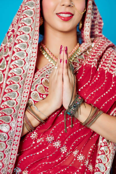 indische braut machen namaste geste - bollywood prayer position indian culture indian ethnicity stock-fotos und bilder