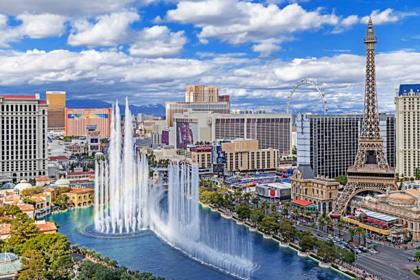 vista aérea del strip de las vegas durante el día en nevada - las vegas metropolitan area skyline panoramic the las vegas strip fotografías e imágenes de stock