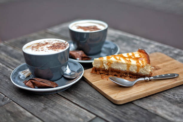 gâteau au fromage et cappuchino pour le dessert - quatre quarts photos et images de collection