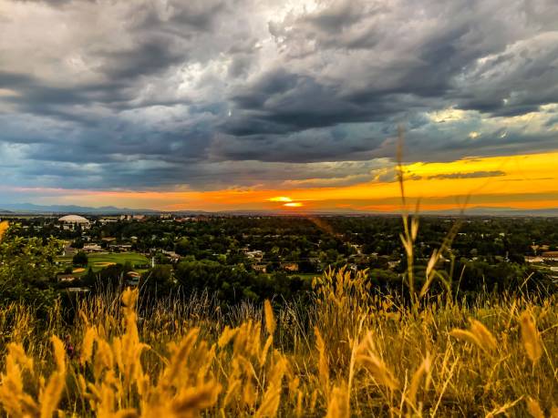 bozeman sunset - dusk blue montana landscape imagens e fotografias de stock