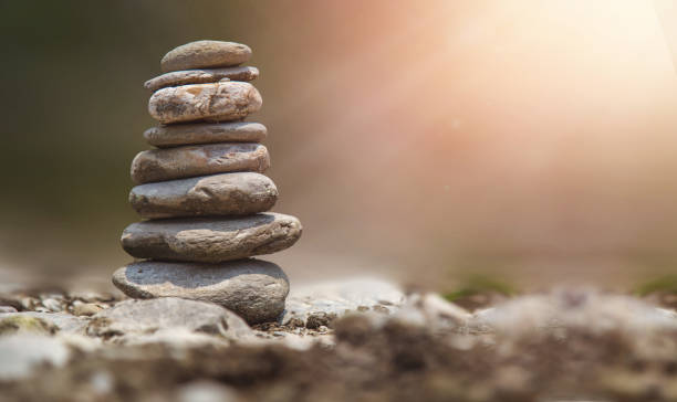 pirámide de piedras de río, fondo borroso del río - perfection nature balance stone fotografías e imágenes de stock