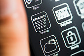 app-logo-auf-dem-bildschirm-des-dunklen-modus.jpg?b=1&s=170x170&k=20&c=UVVHBelOhswyH1LIUs9uvqza7GKs2ckPkQvmZVtitMA=