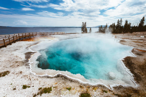 horreur de parc national de yellowstone - firehole river photos et images de collection