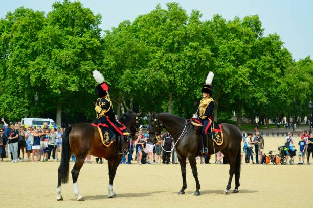 changing of the guard at the horse guards parade, horse guards building, london - guard of honor imagens e fotografias de stock