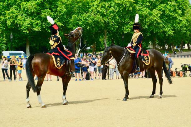 changing of the guard at the horse guards parade, horse guards building, london - guard of honor imagens e fotografias de stock
