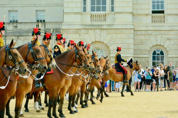 changing of the guard at the horse guards parade, horse guards building, london - guard of honor imagens e fotografias de stock