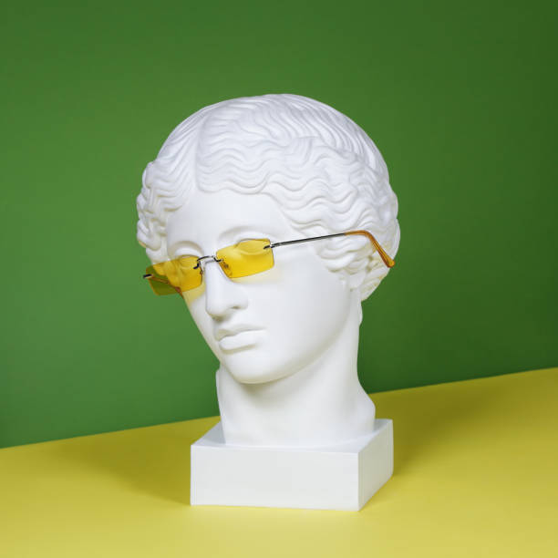 tête de plâtre avec des lunettes de soleil jaunes - sculpture art greek culture statue photos et images de collection