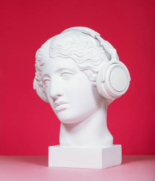 헤드폰이 있는 여성 석고 머리 - classical greek audio 뉴스 사진 이미지