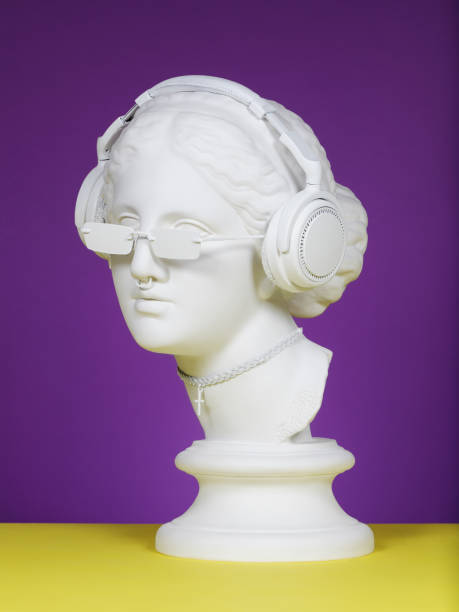 ヘッドフォン付き現代ギリシャの女神 - classical greek audio ストックフォトと画像