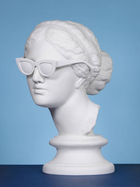 lunettes de soleil portant la tête de plâtre - sculpture art greek culture statue photos et images de collection