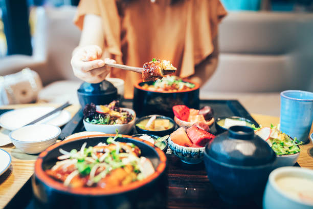 일본 음식 장어 밥을 즐기는 젊은 아시아 여성. - asian cuisine lunch dinner food 뉴스 사진 이미지