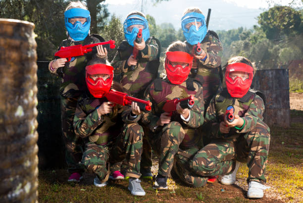 niños listos para el juego de paintball - extremal fotografías e imágenes de stock