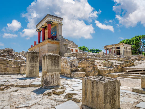 knossos palace ruins at crete island, greece. famous minoan palace of knossos - palácio imagens e fotografias de stock