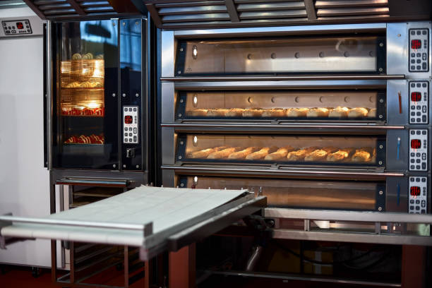 forno a convezione industriale con prodotti da forno cotti per la ristorazione. attrezzature da cucina professionali - convection foto e immagini stock