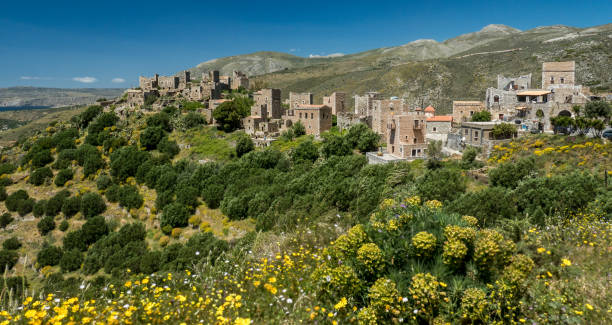 the tower houses of vathia in southern greece (peloponnesos) - mani peninsula imagens e fotografias de stock