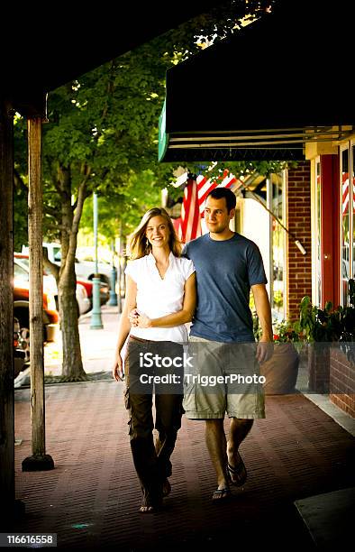 Foto de Casal Atraente Retratos e mais fotos de stock de Cidade Pequena Americana - Cidade Pequena Americana, Fazer Compras, Comércio - Consumismo