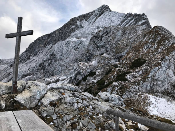 독일의 추크슈피체(독일 정상)에 대한 큰 십자가. - european alps mountain crucifix zugspitze mountain 뉴스 사진 이미지