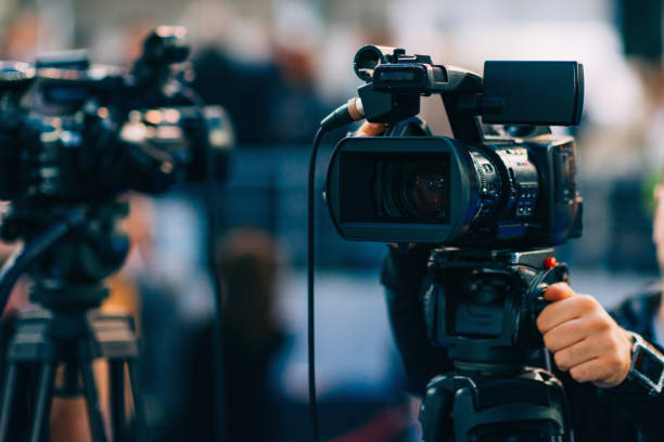 кадрированная кинокамера с ручным управлением - television camera tripod media equipment videography стоковые фото и изображения