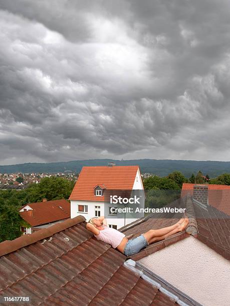 Photo libre de droit de Homme Détente Sur Le Toit banque d'images et plus d'images libres de droit de Cassel - Cassel, Cumulonimbus, Humour