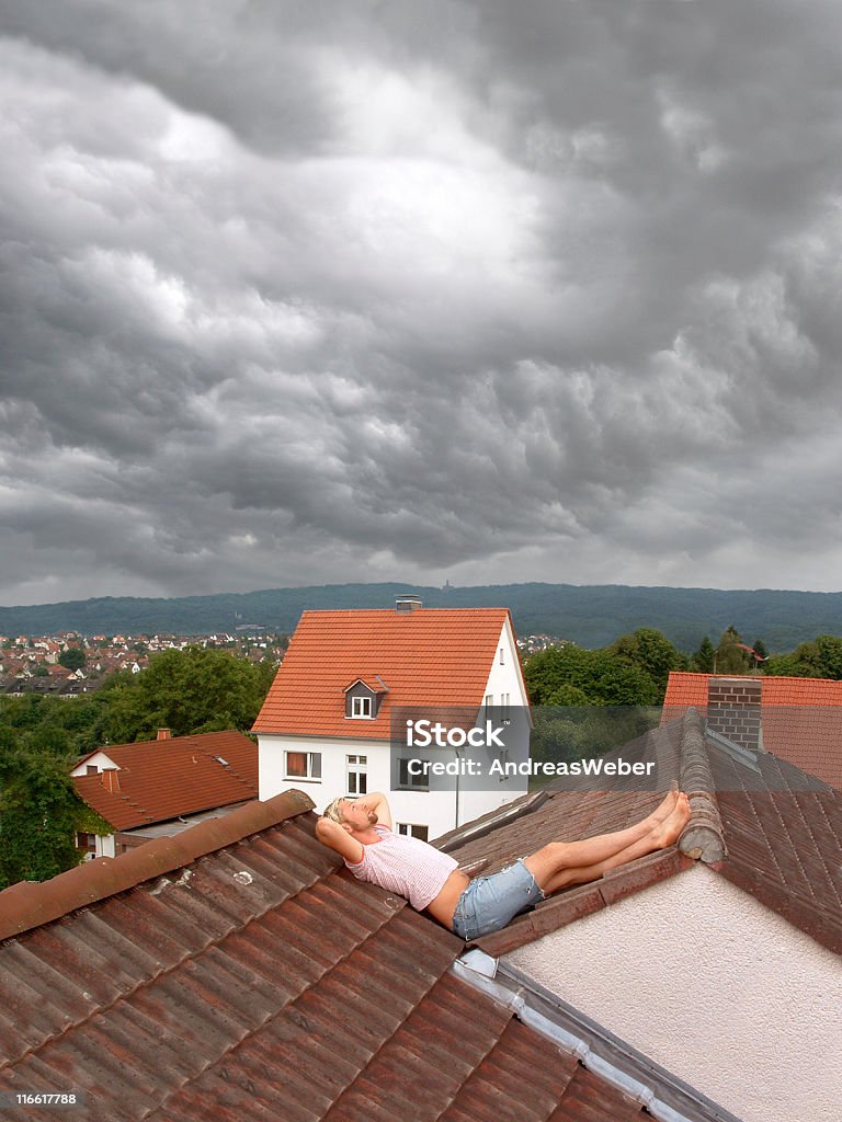 Homem relaxante em um Telhado - Royalty-free Kassel Foto de stock