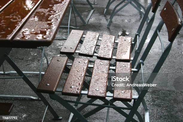 Im Biergarten Verregneter Sommer - Fotografias de stock e mais imagens de Chuva - Chuva, Pub, Pub de Gastronomia