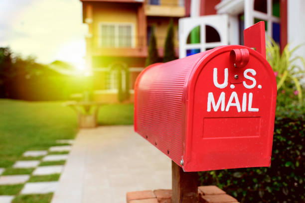 boîte aux lettres rouge et ferme - box package delivering mail photos et images de collection