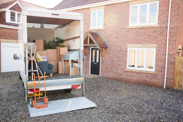 camion d'enlèvement attendant d'être déchargé à l'extérieur de la nouvelle maison le jour de déplacement - unloading photos et images de collection