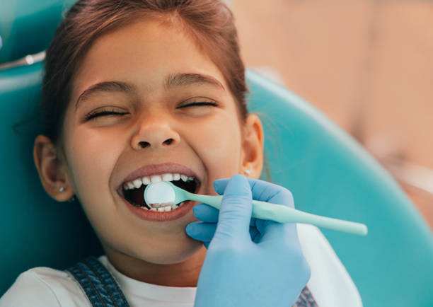 nettes kleines mädchen immer zähne prüfung in der zahnklinik - hygiene dental hygiene human teeth child stock-fotos und bilder